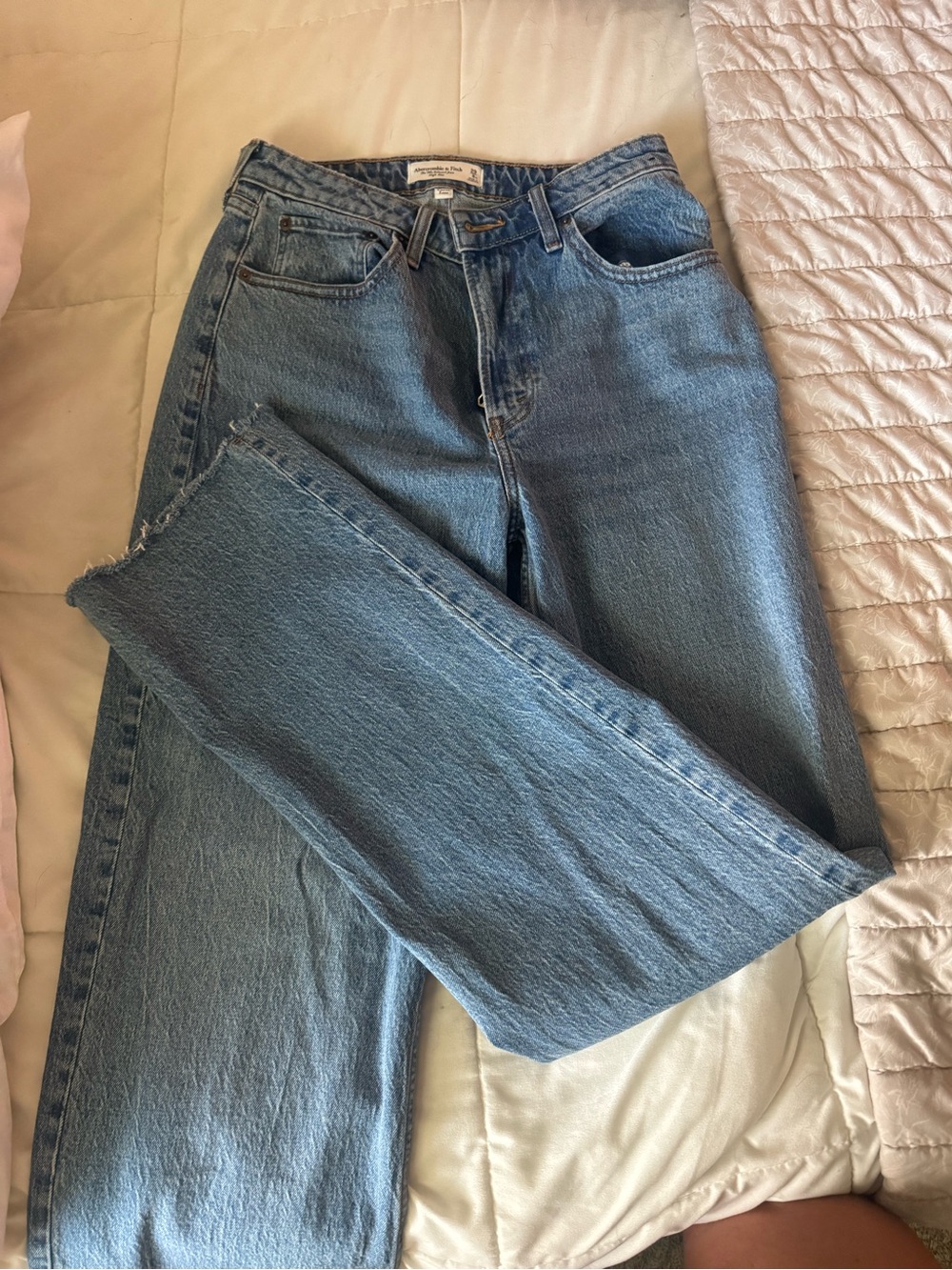Abercrombie curve love the 90’s relaxed jean